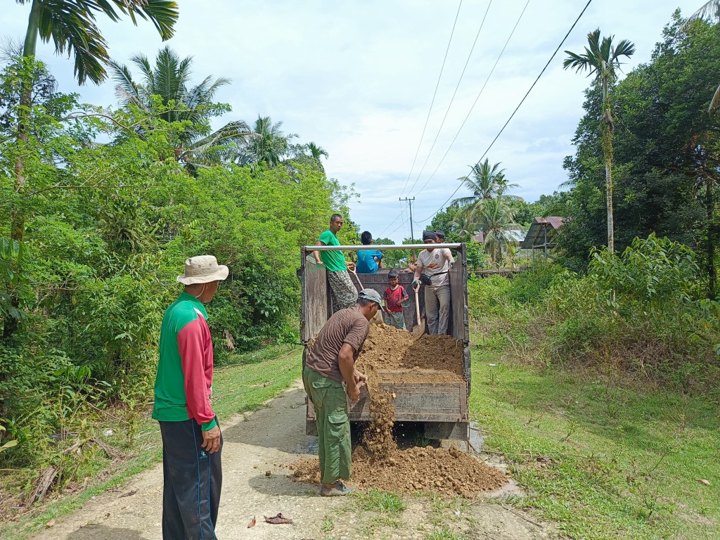 Gotong Royong dan swadaya masyarakat Penimbunan Jalan Berlubang